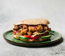 Рапанас со свежими овощами и сырным соусом