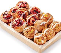 Рулетики с ананасами и брусникой