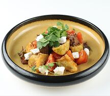 Теплый салат с телятиной и баклажанами