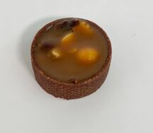 Тарталетка с карамелью и орешками