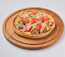 Пицца с курицей, фри, летним салатом и сыром