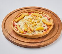Пицца с колбасой, сыром и картофелем фри