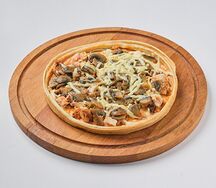 Пицца с курицей, сыром и грибами