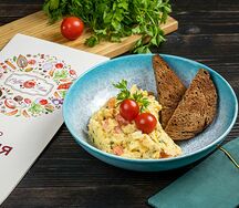 Французский омлет на сливочном масле с томатами конкассе