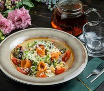 Салат Цезарь с лососем