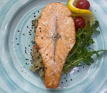 Стейк из лосося с киноа и овощами