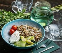 Гречотто с бланшированными кабачками, шпинатом и яйцом пашот