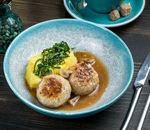 Котлеты из бедра индейки под соусом грибной демиглас и картофельным пюре