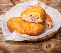 Пирожок жареный с картофелем и сосиской