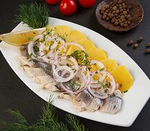 Сельдь слабосоленая с отварным картофелем