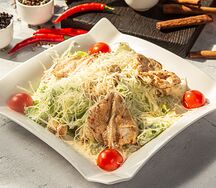 Салат Цезарь с курицей