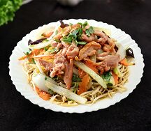 Жареный удон с курицей