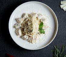 Спагетти с курицей и грибами