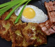 Драники с грудинкой и яйцом
