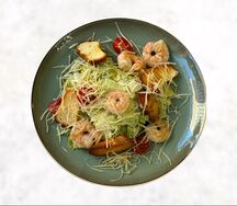 Салат Цезарь с креветками