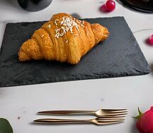 Круассан с абрикосовым джемом
