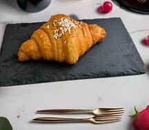 Круассан с карамелью