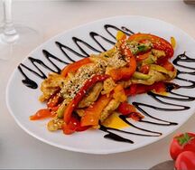Теплый салат с курицей и овощами