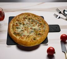 Фокачча с соусом песто и сыром
