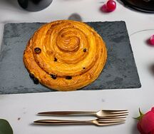 Улитка с изюмом и заварным кремом