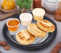 Сырники фирменные со сметаной и джемом