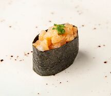 Гункан с лососем