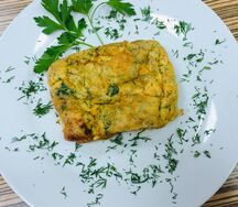 Омлет с помидором, луком и зеленью