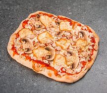 Пицца с подкопченной курицей и грибами