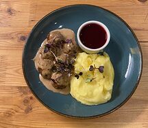 Фрикадельки с картофельным пюре и брусничным соусом