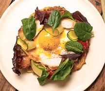 Огромный драник с курицей, яйцом и печеными томатами