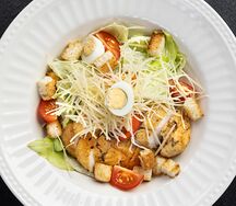 Салат Цезарь с курицей
