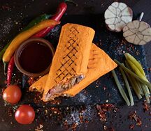 Фирменная шаурма с курицей в сырном лаваше