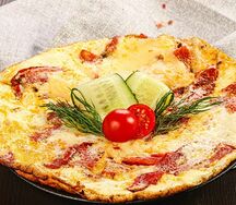 Омлет с колбасой и помидорами