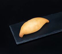 Пирожок с луком и яйцом