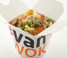 Рис на воке с куриной грудкой в соусе