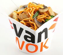 Вок с яичной лапшой, куриной грудкой и шампиньонами в соусе Токио