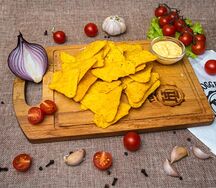 Начос с сырным соусом и беконом