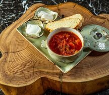 Борщ из говядины с хлебом и салом