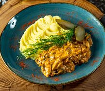 Курица по-строгановски с картофельным пюре