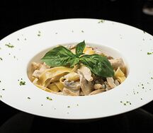 Феттуччине с курицей и грибами