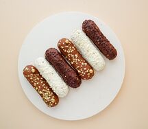 Ассорти эклеров из фермерских продуктов