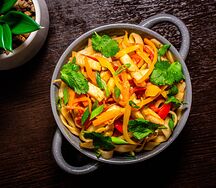 Лапша удон с курицей и устричным соусом