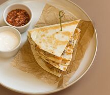 Кесадилья с курицей и овощами