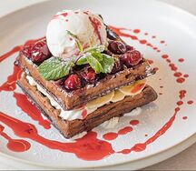 Шоколадно-банановые вафли с вишней и мороженным