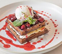 Шоколадно-банановые вафли с вишней и мороженым