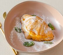 Круассан с абрикосовым вареньем