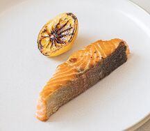 Стейк из лосося с лимоном