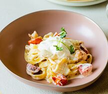 Феттуччине с морепродуктами и страчателлой