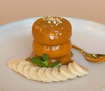 Ванильные сырники с соленой карамелью и бананом