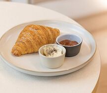 Круассан со сливочным маслом